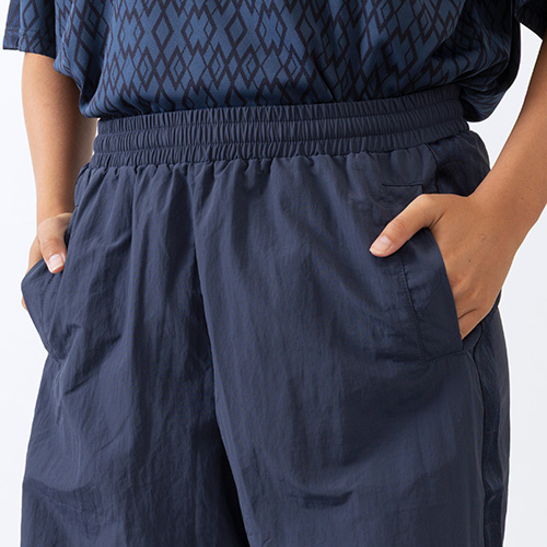 AWAY DAYS ナイロンウーブンショートパンツ